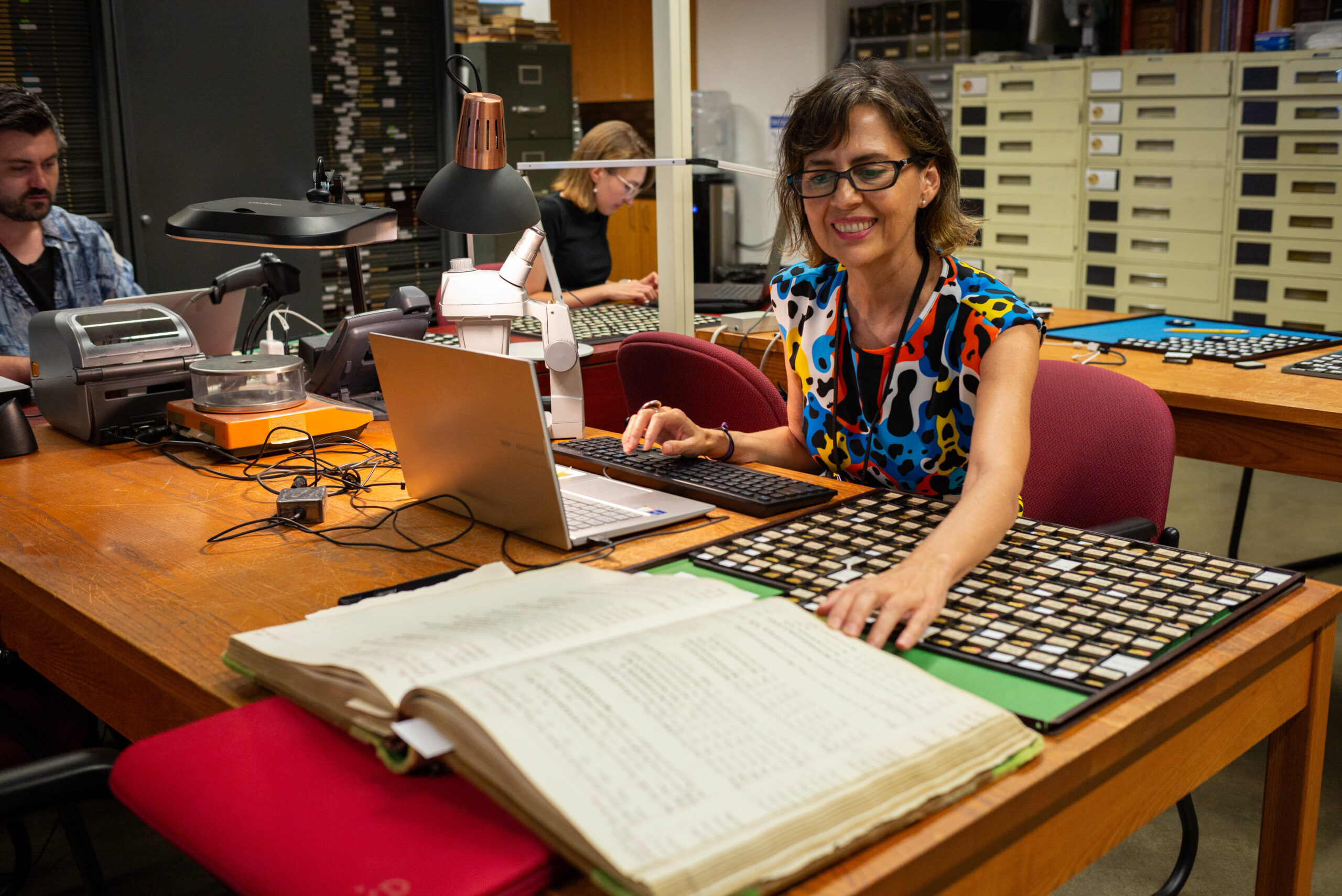 En la imagen Ruth Pliego trabajando con las monedas.