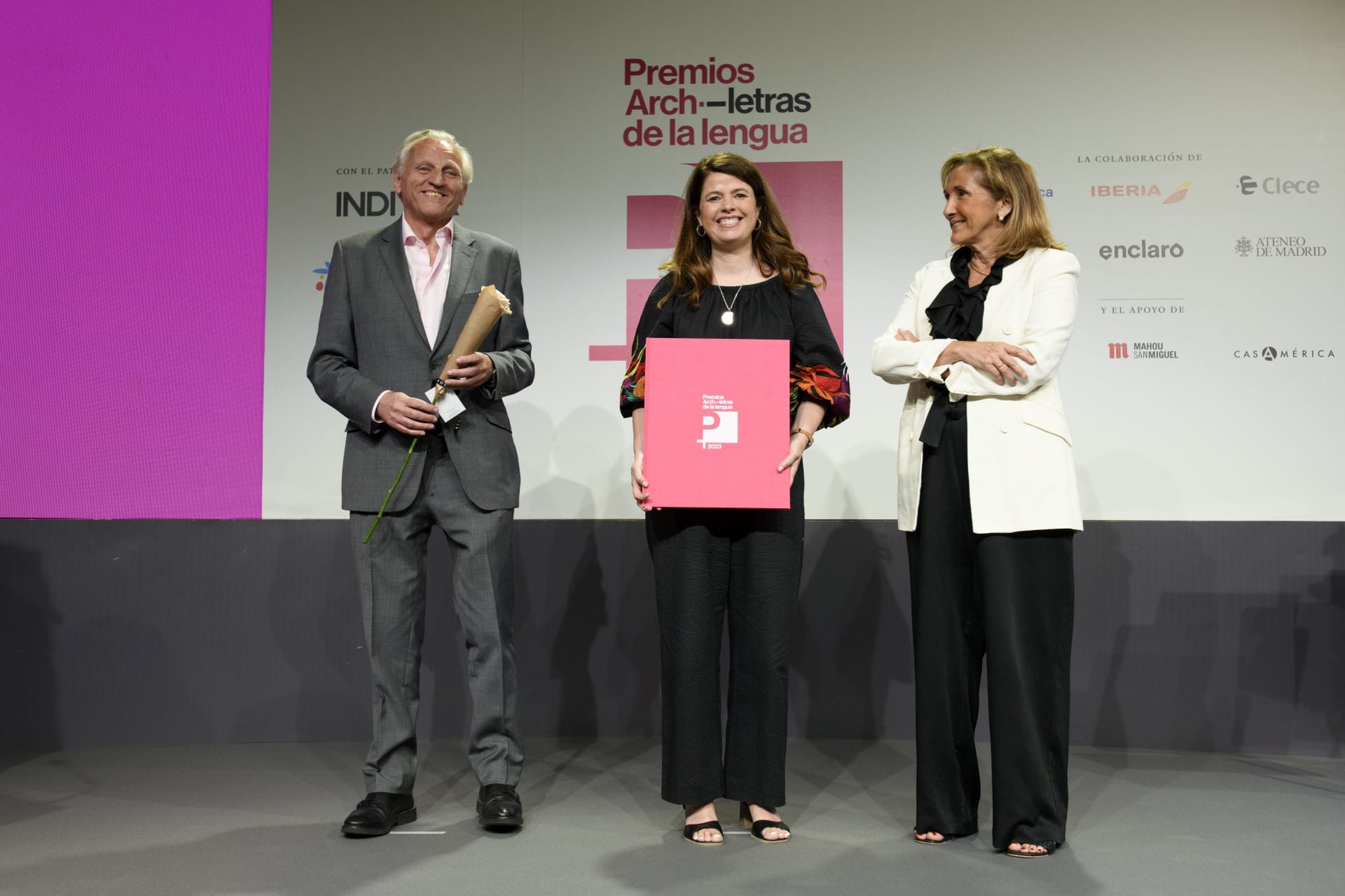 Lola Pons, en el centro, recoge el premio junto con Álex Grijelmo y María del Mar Rull Fernández