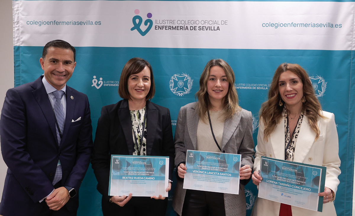 Víctor Bohórquez con las premiadas: Beatriz Rueda, Verónica Lanceta y Lorena Tarriño