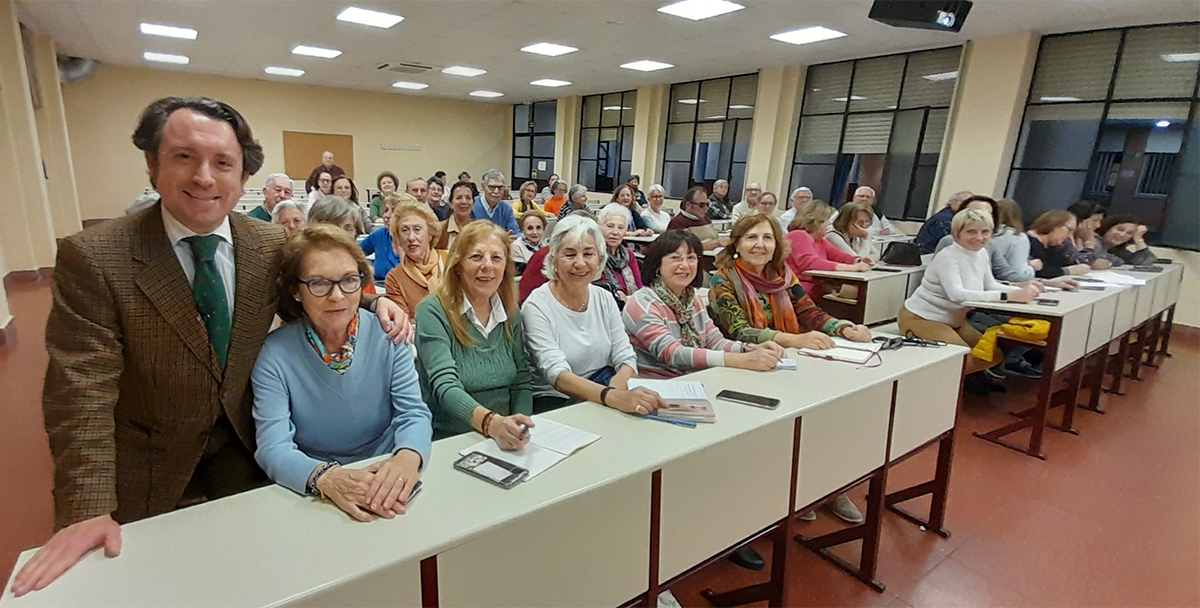 El profesor Sánchez-Rivas con sus estudiantes