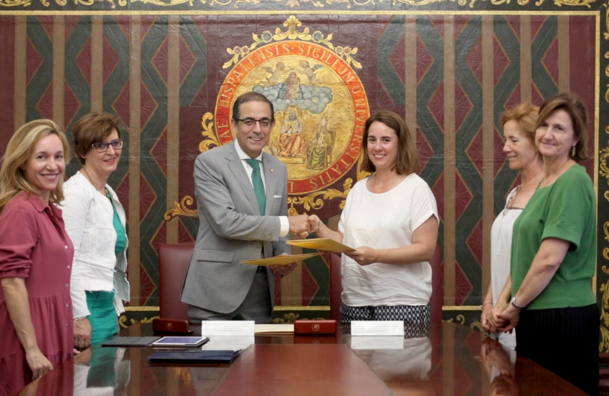 El Rector de la Universidad de Sevilla, Miguel Ángel Castro, y la presidenta de la Fundación Carlos Espigares, Fabiola Espigares