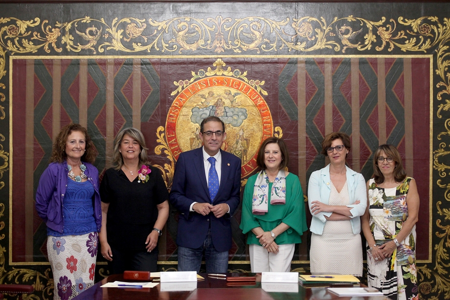 La consejera de Igualdad y Políticas Sociales de la Junta de Andalucía, María José Sánchez Rubio, y el rector de la Universidad de Sevilla (US), Miguel Ángel Castro