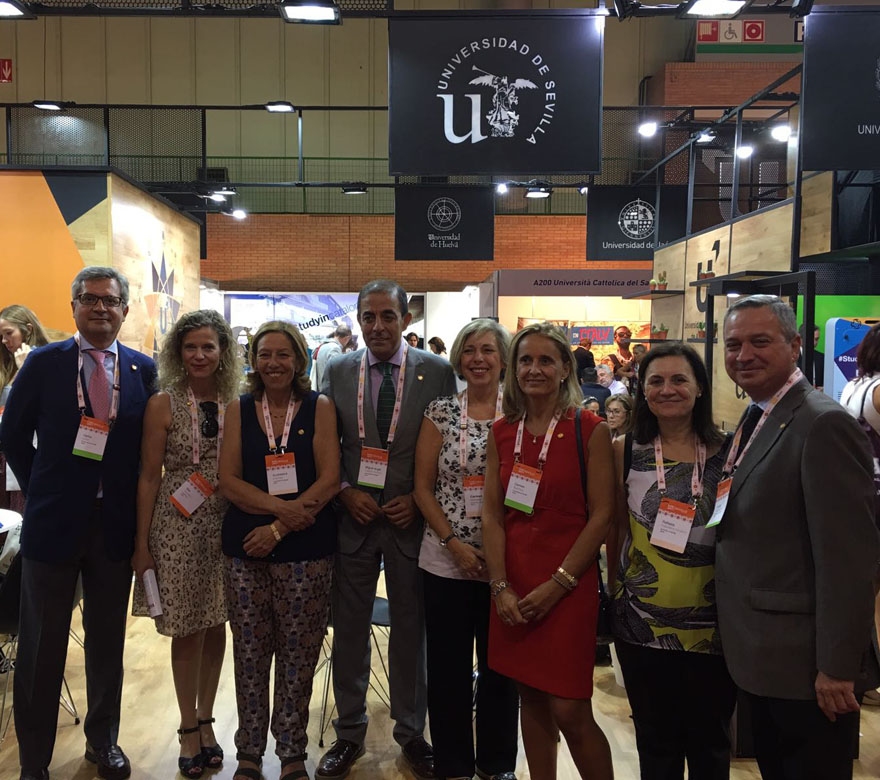 El Rector con su equipo en el stand de la US