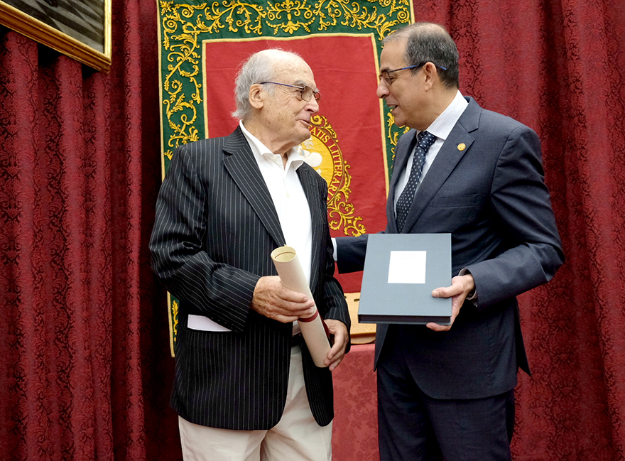 El Rector hace entrega a Luis Gordillo el VI Premio de Cultura de la Universidad de Sevilla