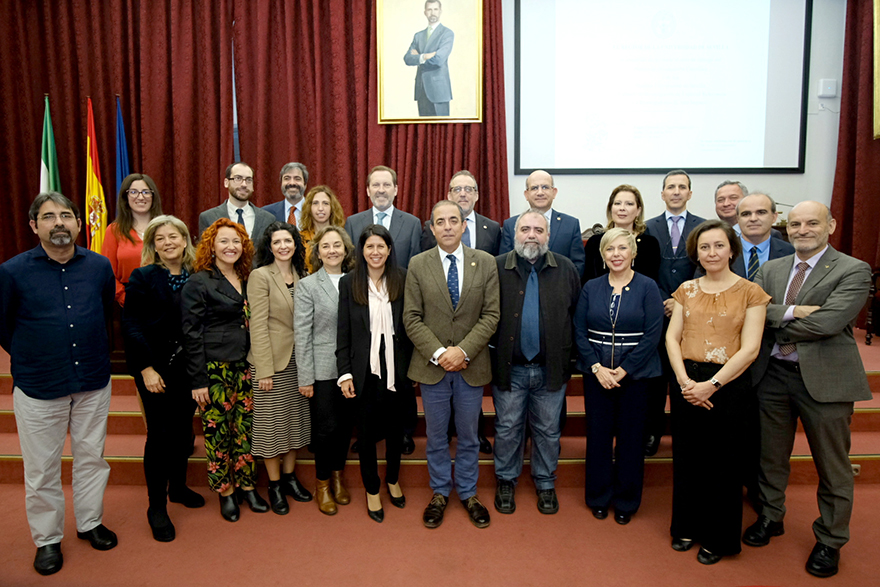 Rector de la US con los galardonados