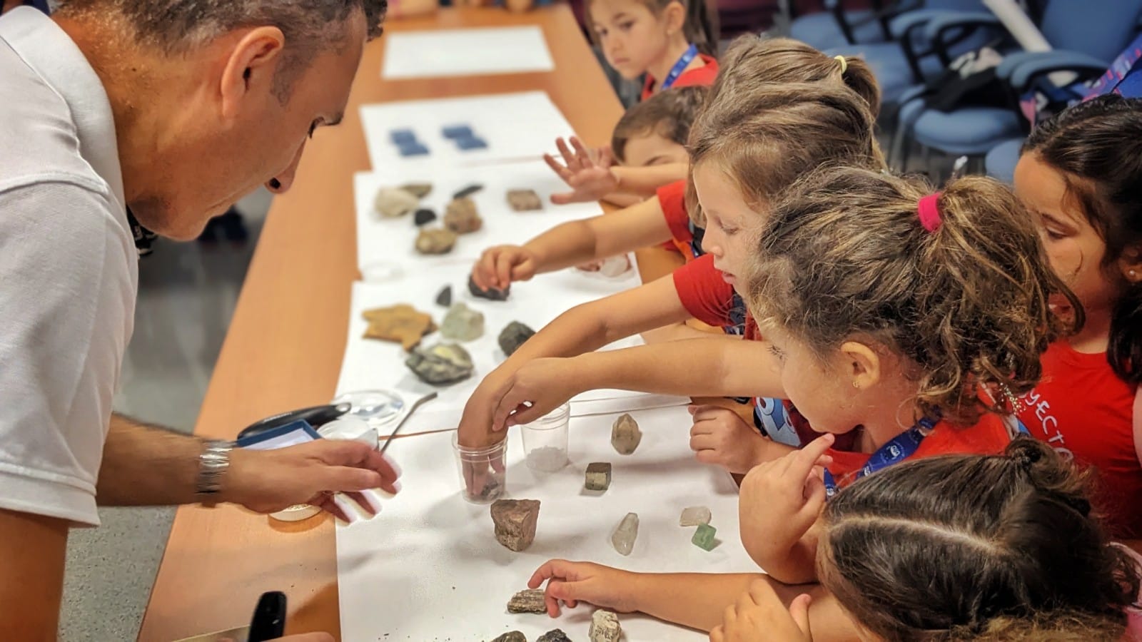 Niñas y niños durante la visita