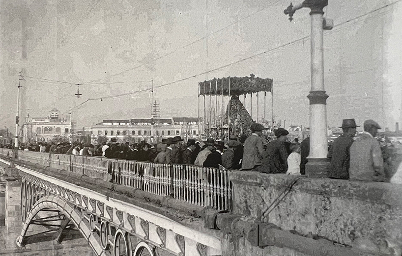  Nuestra Señora de la Esperanza por el puente de Triana. 1929.