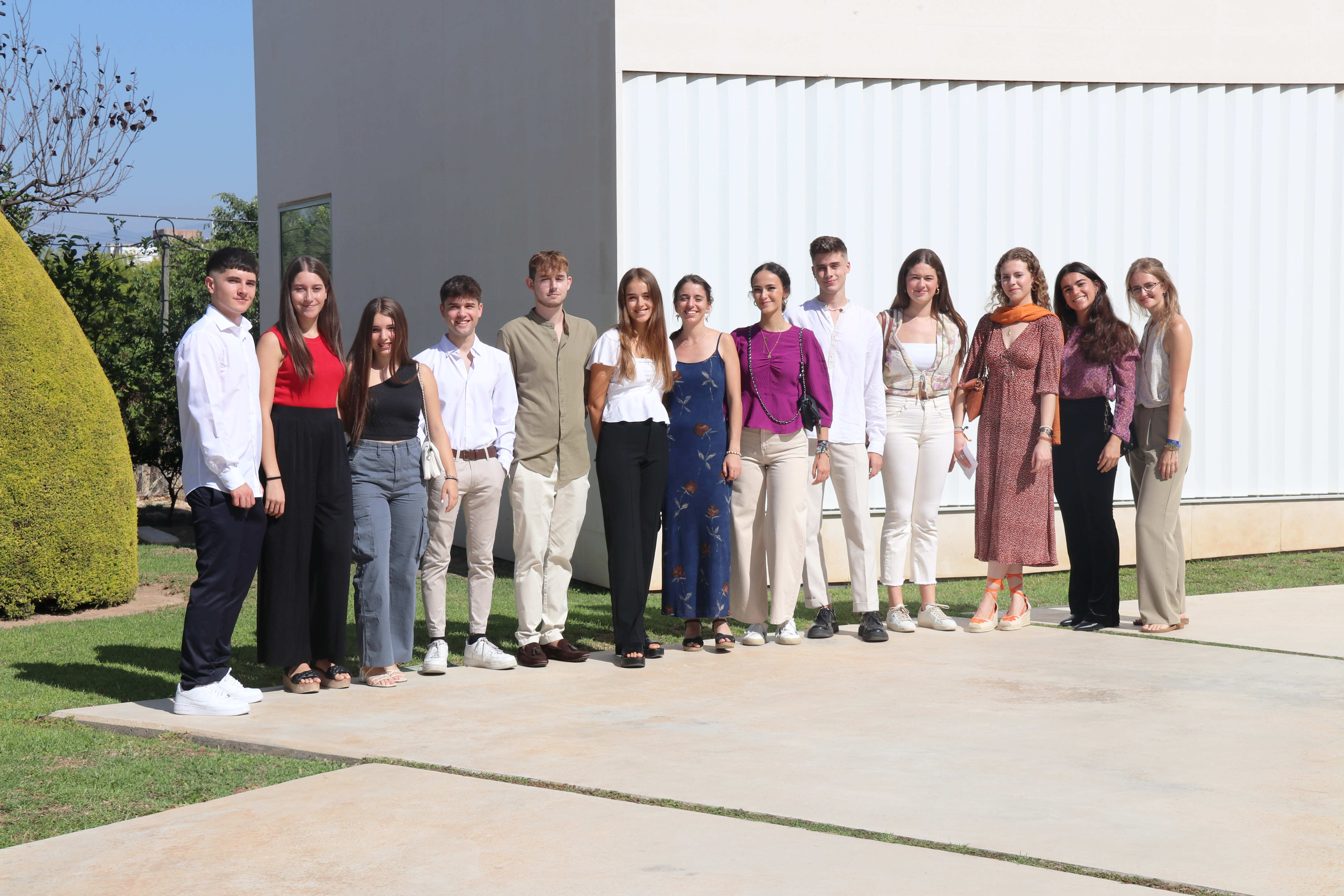 Fotografía de los 13 estudiantes que han recibido la beca 