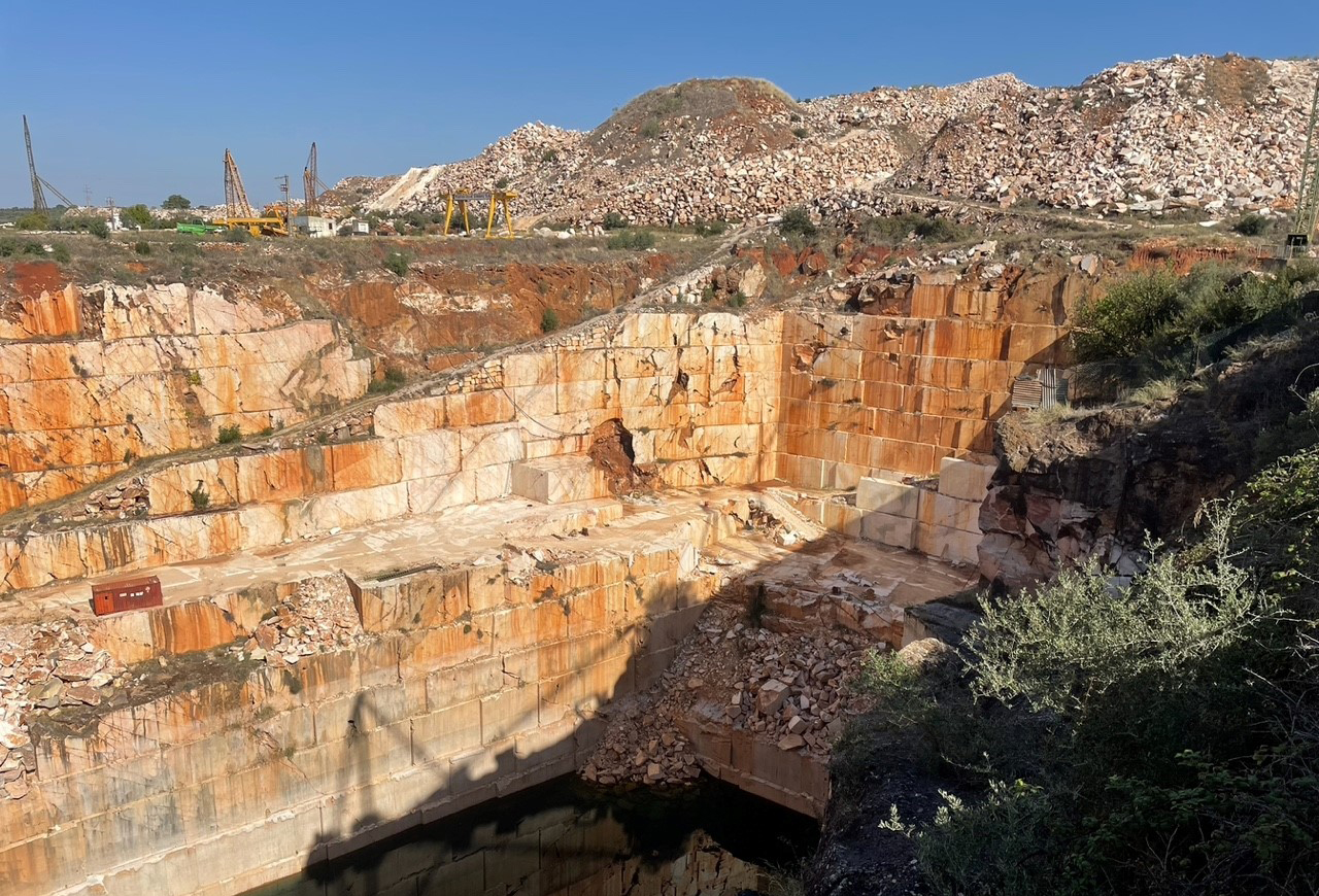 Vista de una cantera de mármol