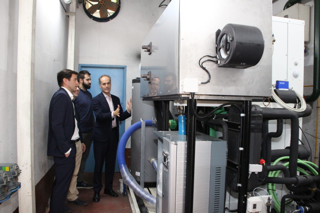 Visita a los laboratorios de la ETSi de representantes de Capgemini, socios del consorcio del proyecto