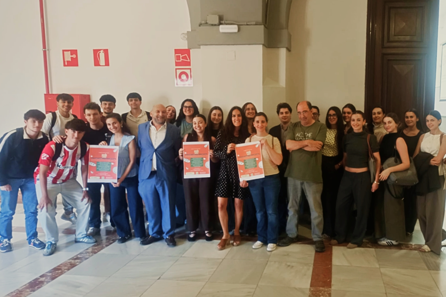 Grupo de estudiantes y docentes en las jornadas de comercio justo