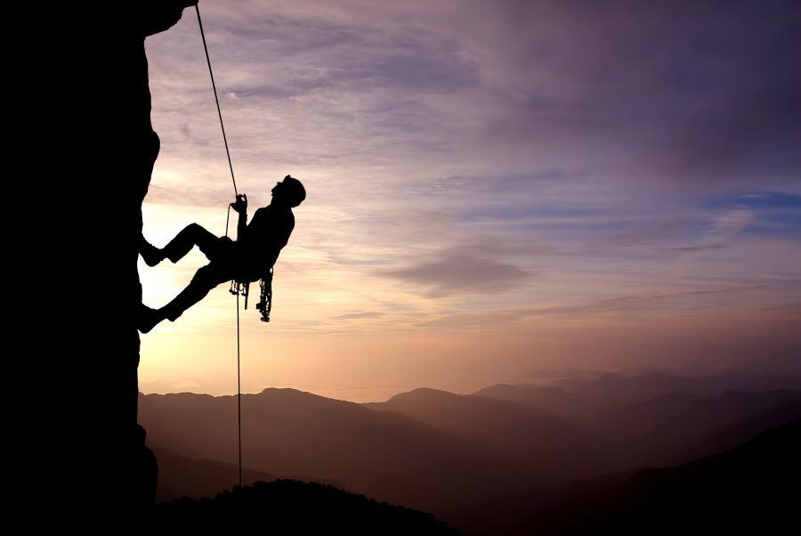 hombre escalando