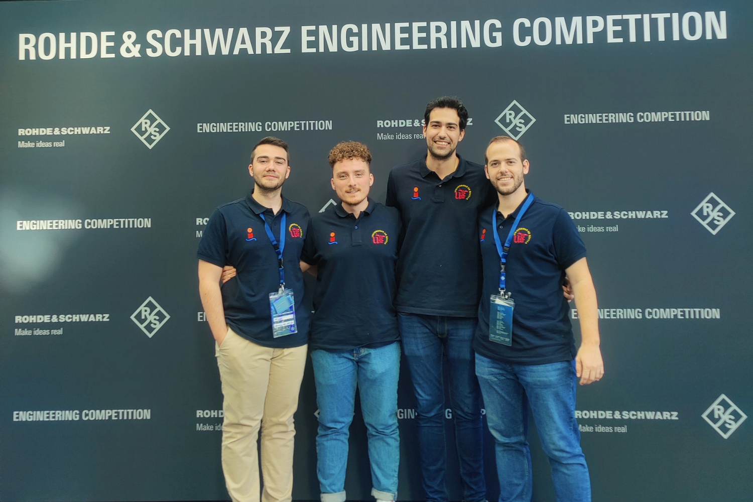 Los cuatro estudiantes de la US que compitieron en Múnich en la Rohde & Schwarz Engineering Competition 2023