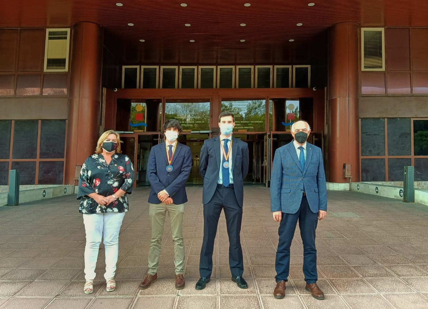 Estudiantes premiados con vicerrectora de Estudiantes y director de la ETSI
