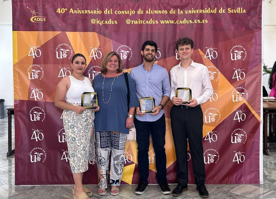 Los tres premiados, junto a la vicerrectora de Estudiantes, Carmen Gallardo.