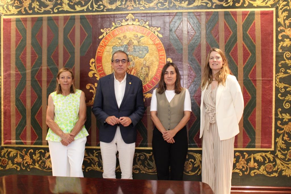 El rector de la US, María Auxiliadora Espinar, directora de Movilidad y Política Lingüística de la US (izquierda), Marta Arnaiz y Gloria Jiménez, por la Universidad de Cambridge (derecha).