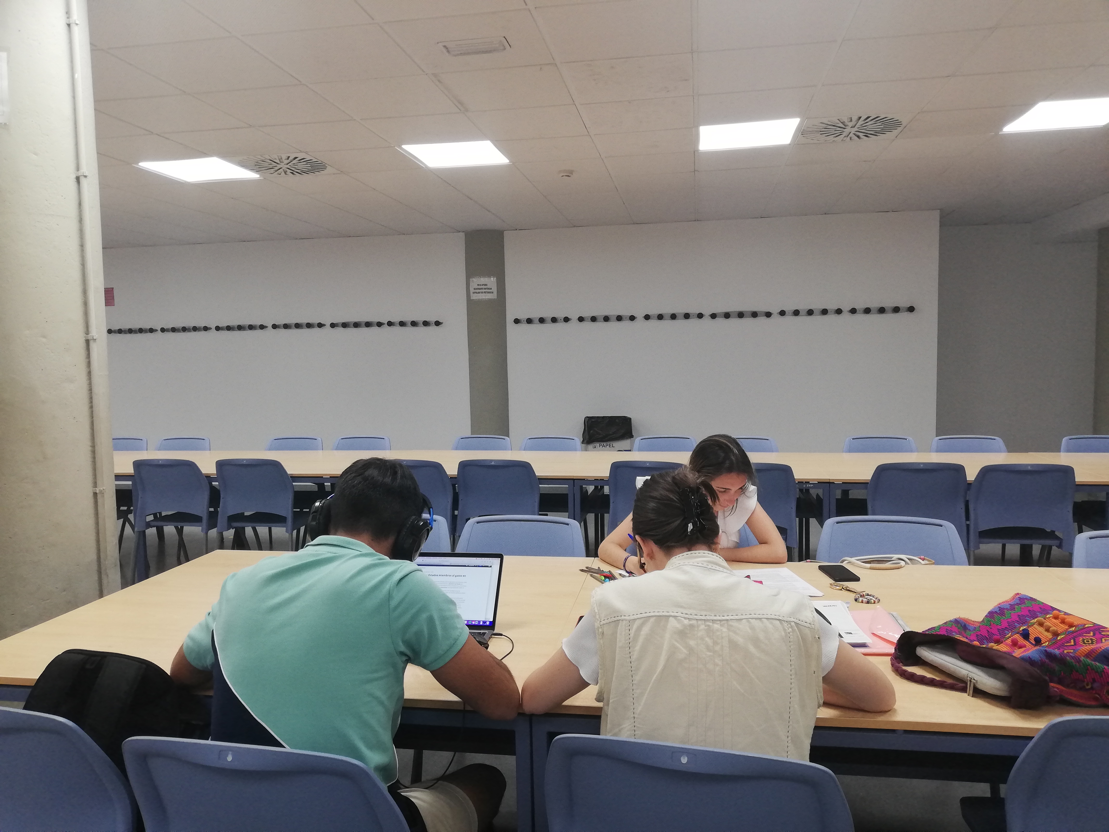 Estudiantes de la universidad en la sala de estudio 24 horas