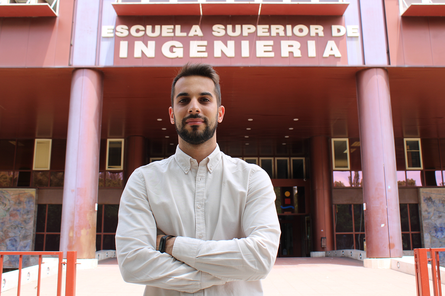 José Ignacio Grueso posa en la puerta principal de la Escuela Técnica Superior de Ingeniería