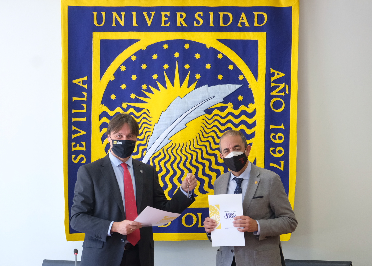Los rectores formalizan la entrega de las llaves