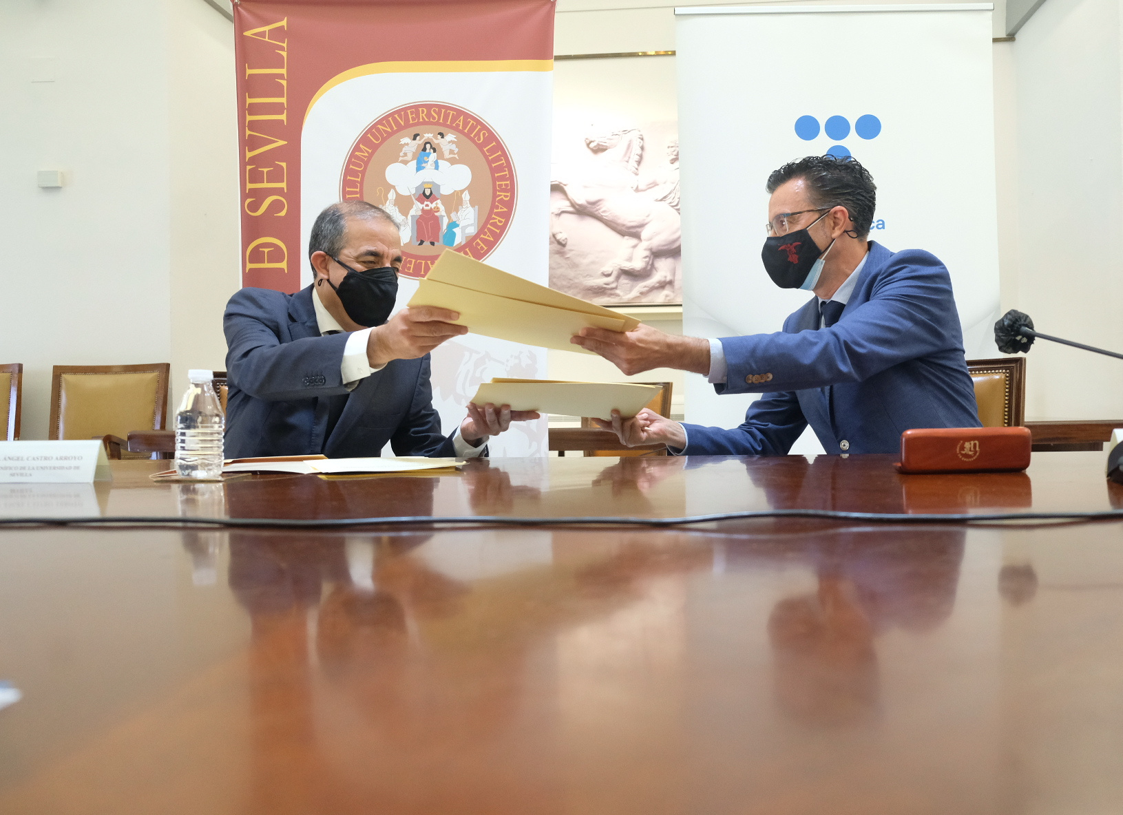 Firma del acuerdo entre la US y Telefónica