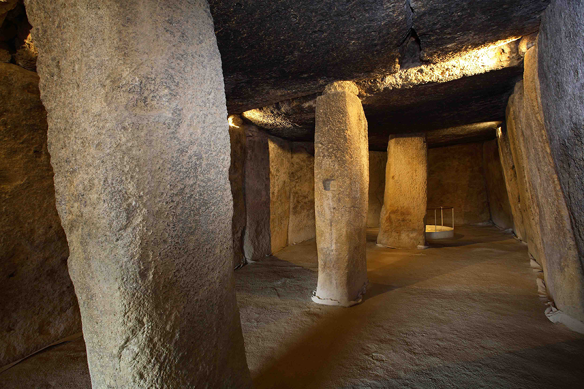 Interior del Dolmen de Menga