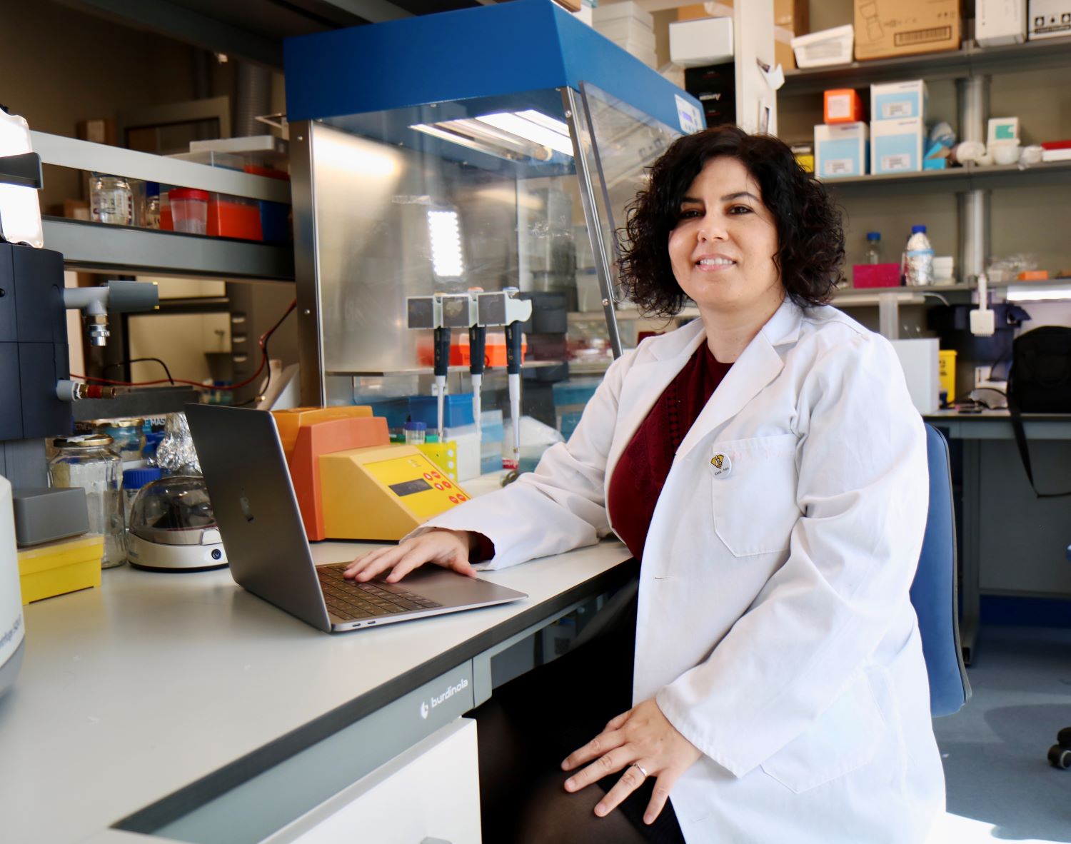 mujer ordenador ciencia