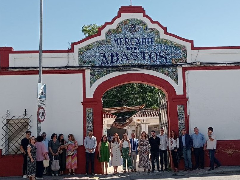 El proyecto propone para el mercado de Coria del Río una plaza central con cubiertas curvas