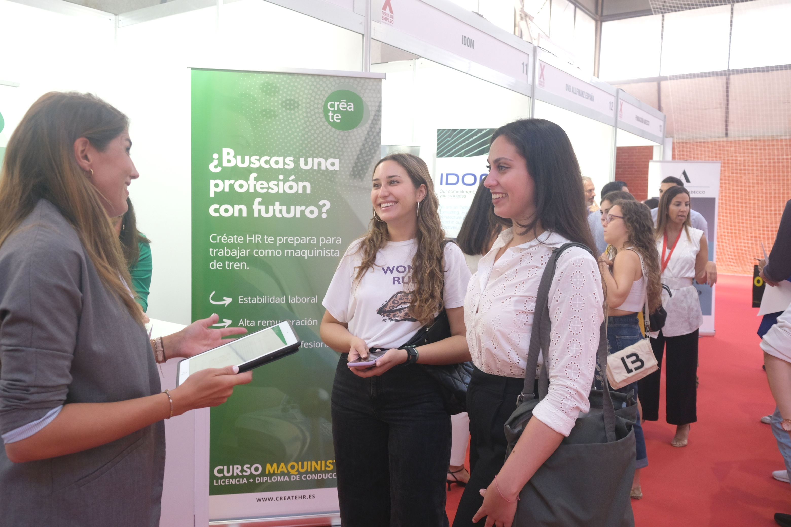 alumnas se acercan a un stand