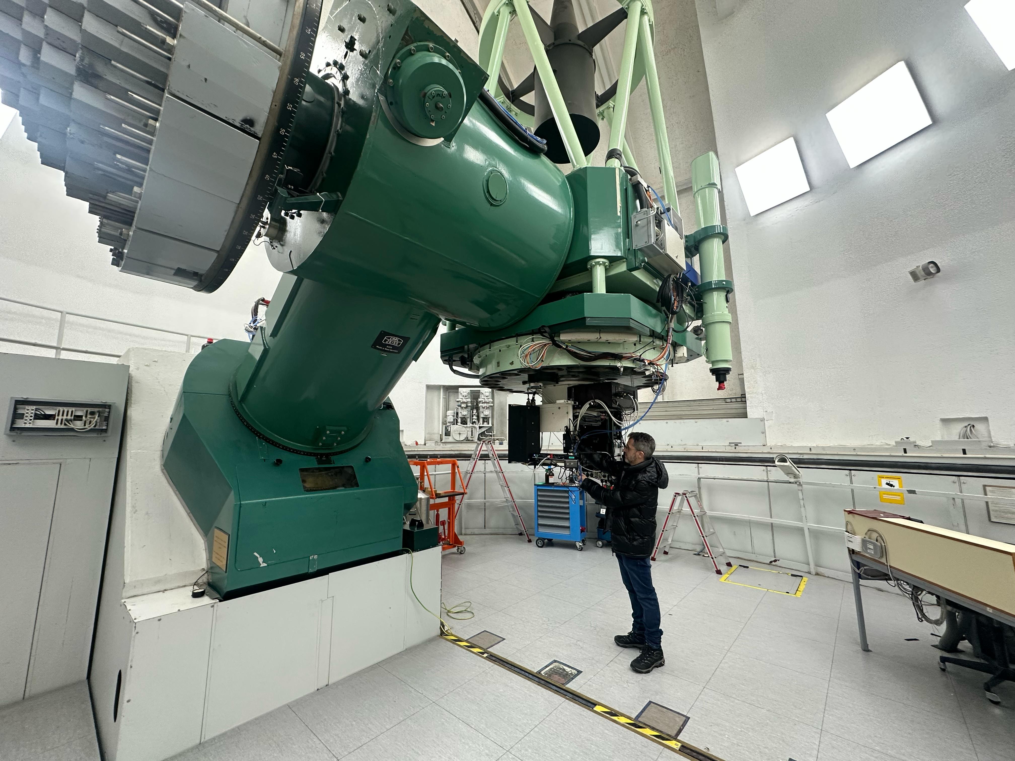 Javier Peralta en el en el telescopio de 1.23 metro del Observatorio de Calar Alto