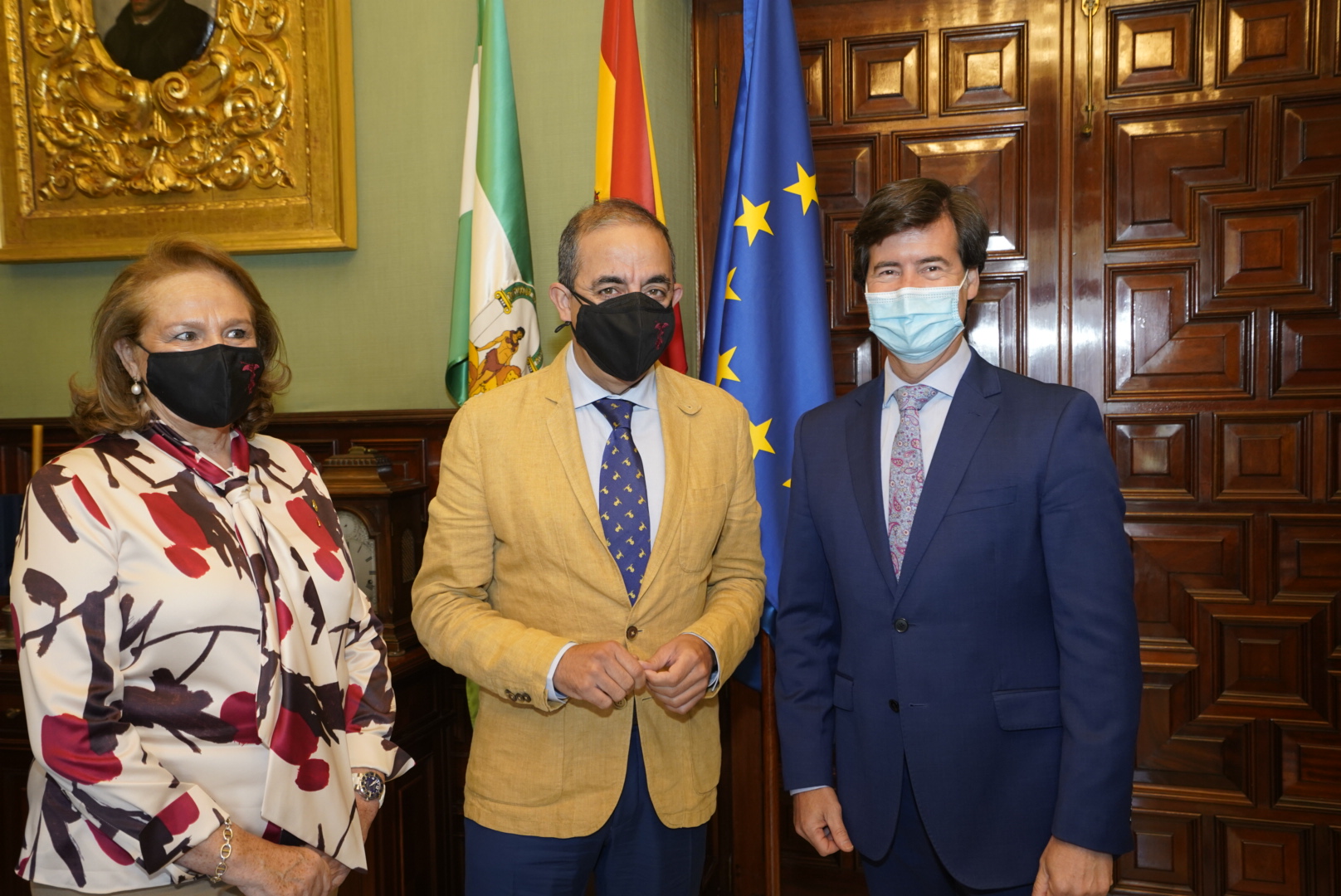 El rector, el presidente de la CES, y la presidenta del Consejo Social de la US, Concepción Yoldi