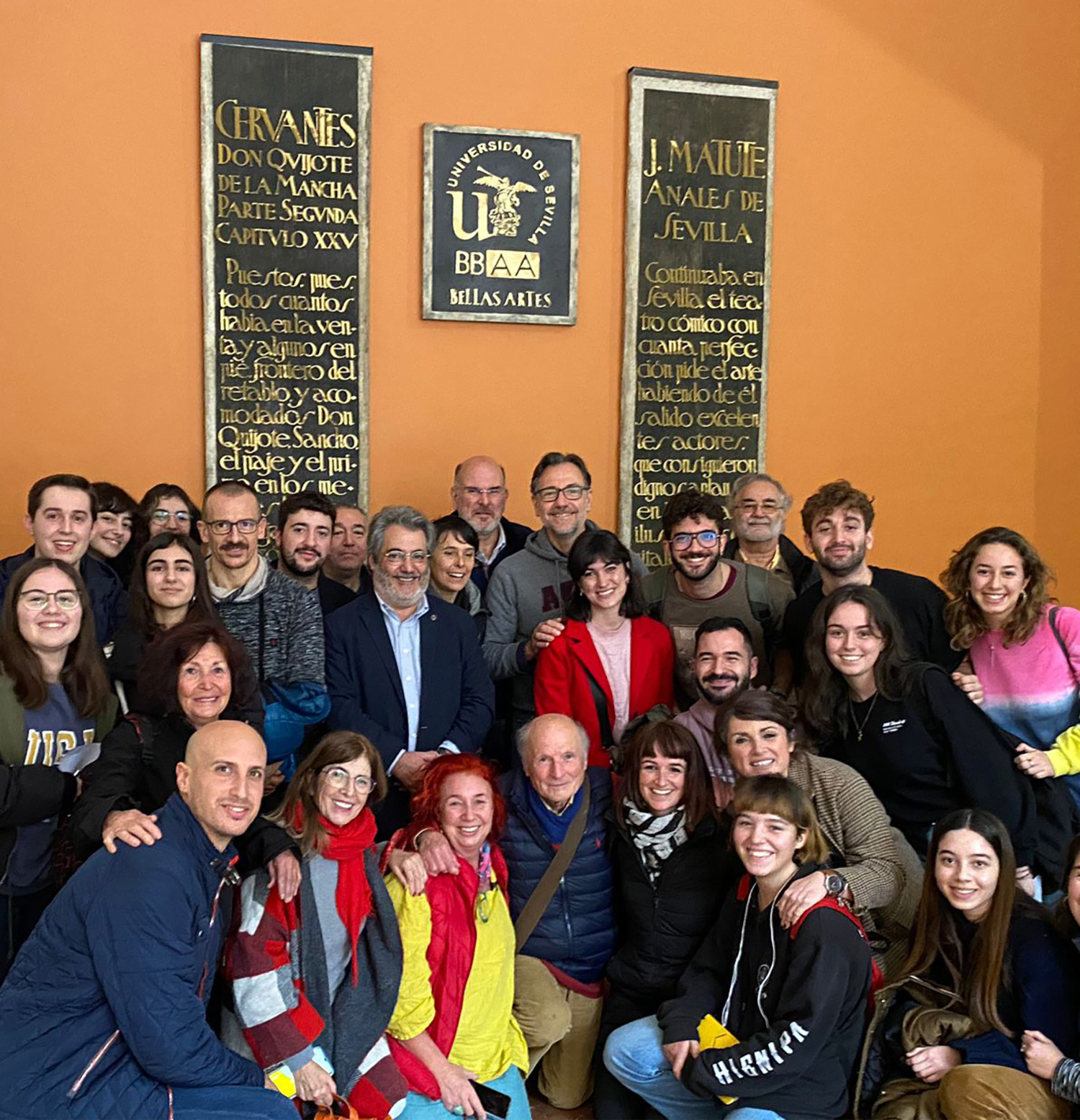 Comunidad universitaria posando con Antonio López y el decano, Daniel Bilbao