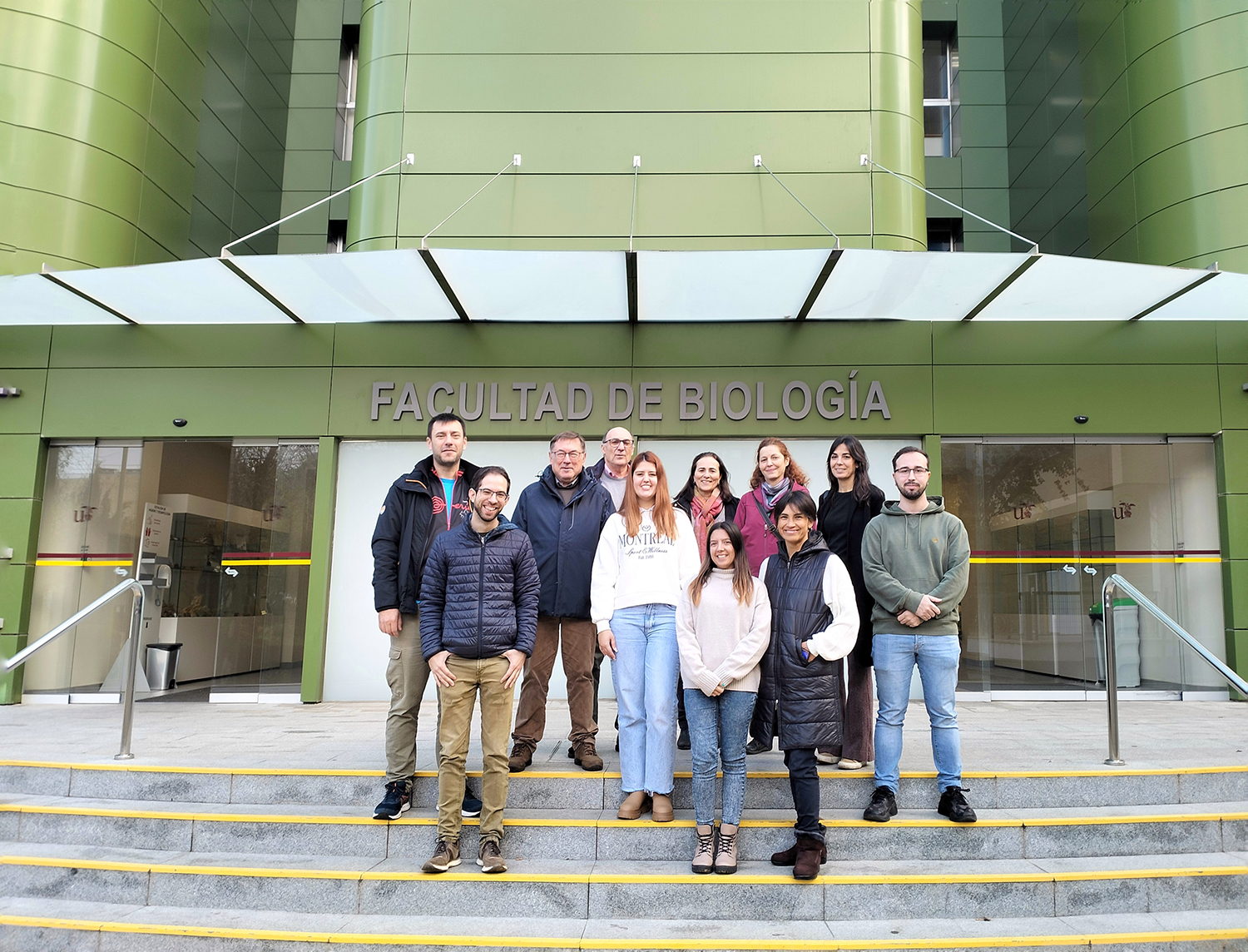 Equipo de la US en la fachada de la Facultad de Biología