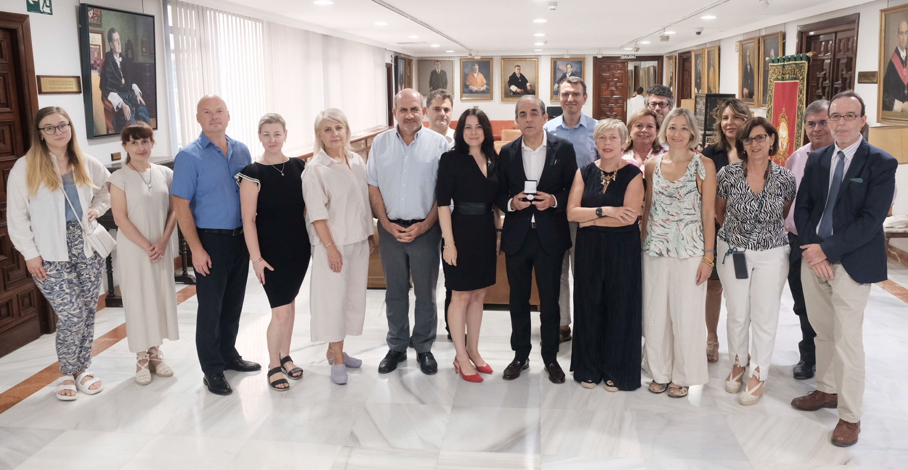 Los investigadores junto al rector y miembros de la Universidad de Sevilla.