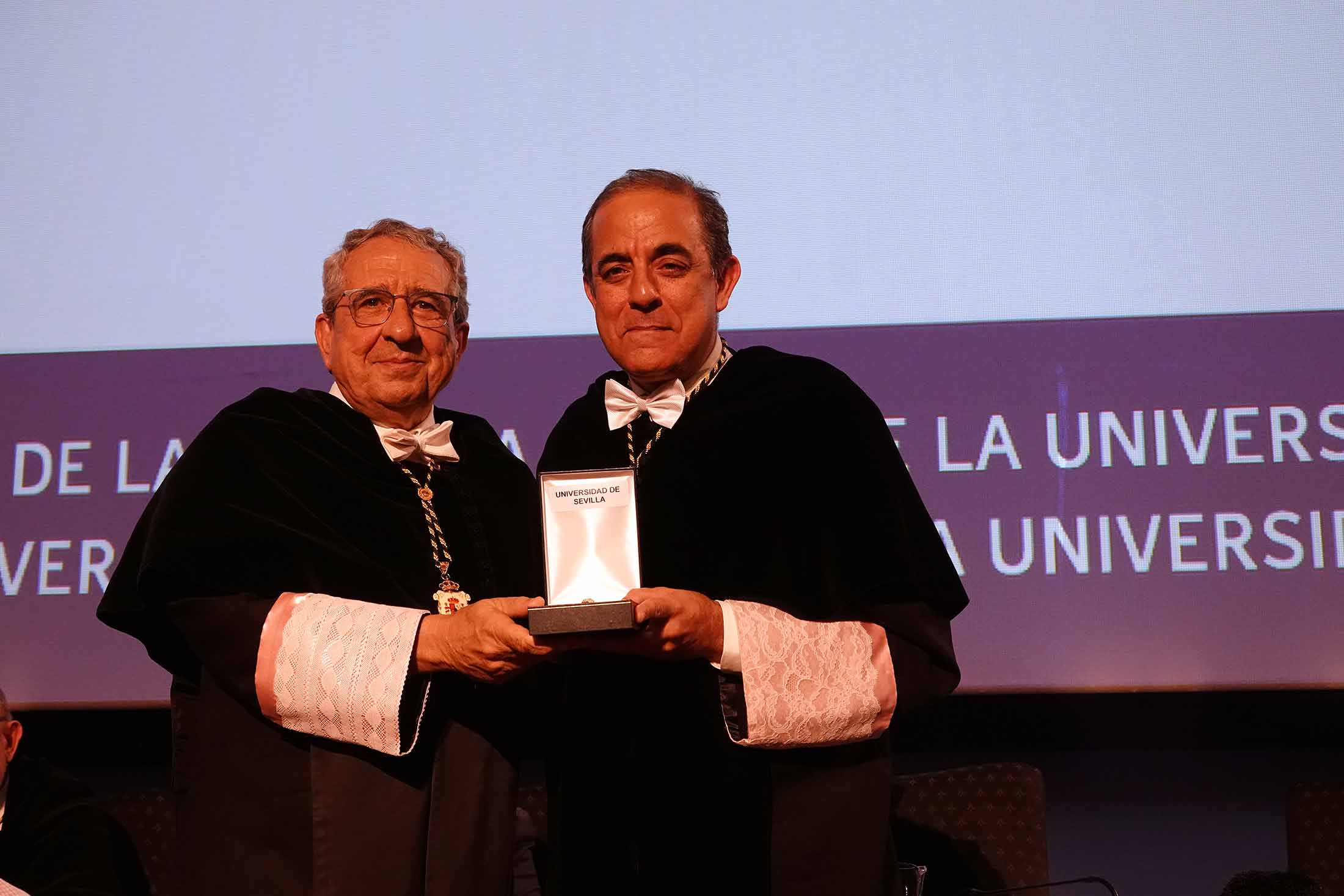 José Ángel Narváez (UMA) entrega la Medalla a Miguel Ángel Castro (US)