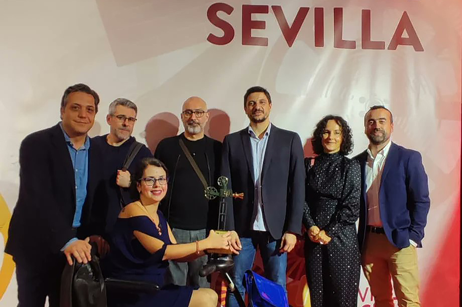 El equipo y protagonistas recogen el premio