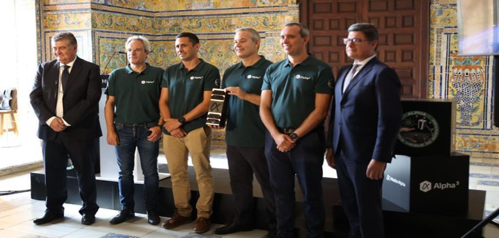 Equipo que presentó el primer satélite andaluz.