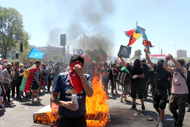 La muestra "Barricadas", de Ignacio Traverso, recoge fotografías como esta, de las protestas del "Estallido Social" chileno que se produjo en 2019