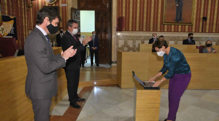 Ana López recogió la mención del Ayuntamiento de Sevilla