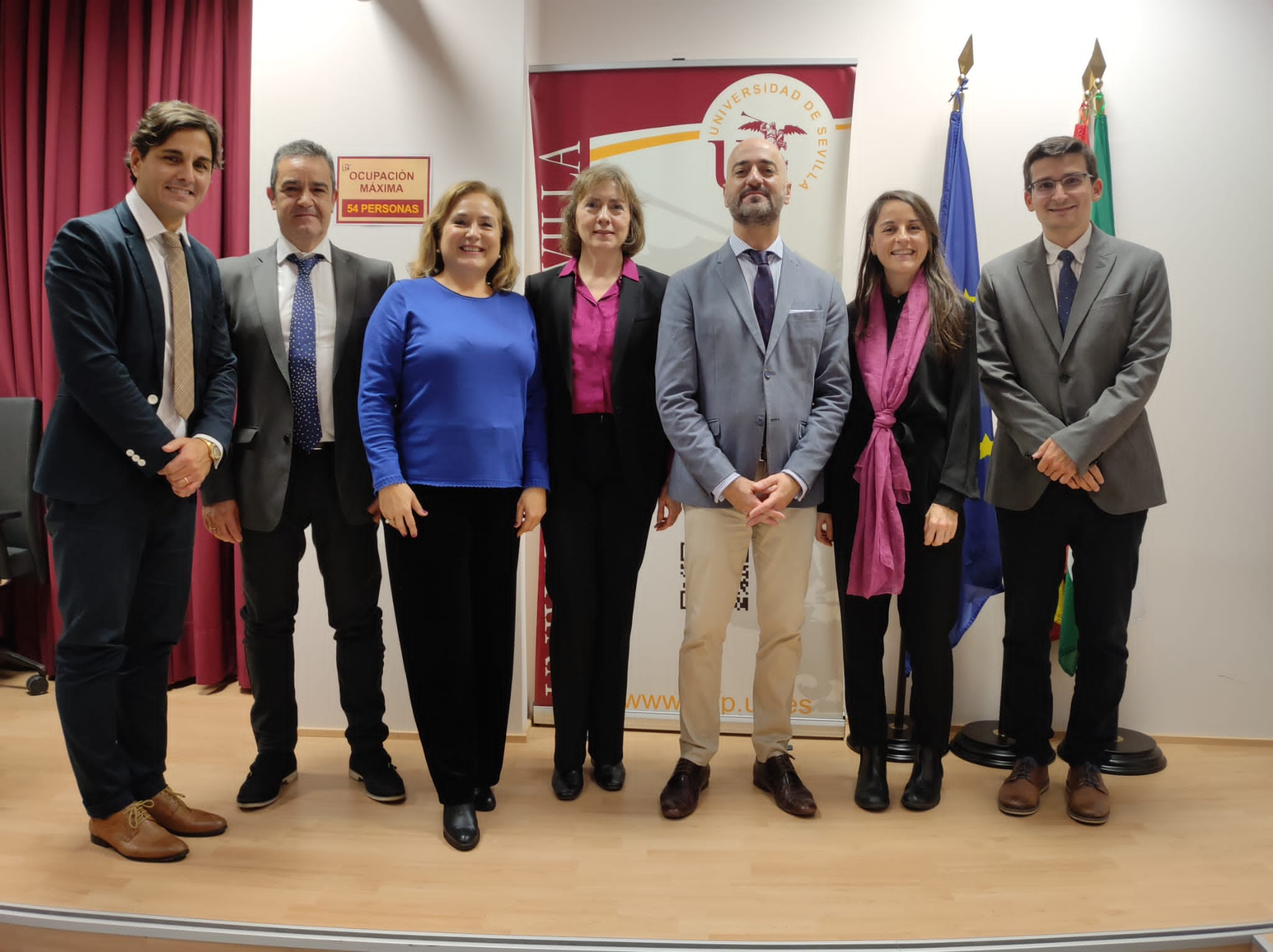 Doctor José Miguel Pérez y tribunal en la presentación de la tesis